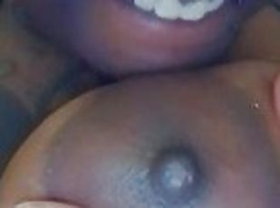 tetas-grandes, pezones, amateur, negra-ebony, regordeta, natural, tetas, a-solas, chupando, calientapollas