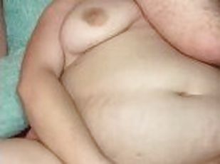 tetas-grandes, masturbación, orgasmo, amateur, mamada, juguete, garganta-profunda, corrida-interna, regordeta, regordeta-chubby