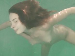 Seductive charmer rubs her orgasmic clit under the water