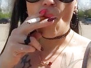 tetas-grandes, amateur, babes, madurita-caliente, fetichista, a-solas, fumando, tatuaje