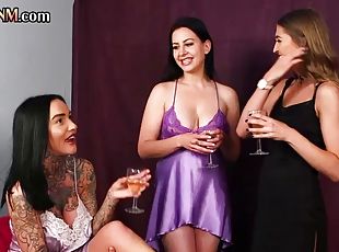 masturbarsi, fichette, ragazze-giovani, pompini, seghe, videocamera, voyeur, trio, donne-vestite-uomini-nudi, scopate