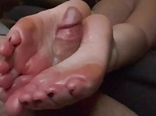 amateur, ejaculation-sur-le-corps, pieds, fétiche, branlette-avec-les-pieds