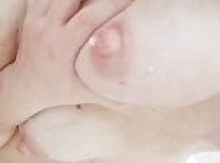 tetas-grandes, amateur, madurita-caliente, natural, a-solas, leche, tatuaje