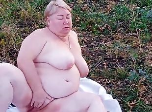 gros-nichons, levrette, masturbation, en-plein-air, pisser, public, russe, amateur, milf, jouet