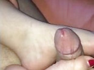 Footjob amateur, il gémit très fort