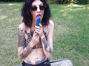 masturbation, vieux, en-plein-air, anal, jouet, plus-agée, latex, solo, brunette, tatouage