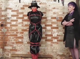 en-plein-air, lesbienne, milf, bdsm, bâillonnement, bondage, femme-dominatrice, caoutchouc