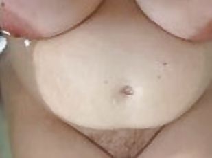 bañando, tetas-grandes, peluda, coño-pussy, amateur, madurita-caliente, regordeta, a-solas