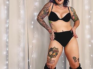 cul, gros-nichons, lingerie, percé, solo, brunette, tatouage, talons-hauts, taquinerie