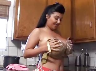 tetas-grandes, masturbación, madurita-caliente, latino, brasil, cocina, pechugona, a-solas, calientapollas