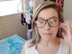 loira gostosa mostra a calcinha