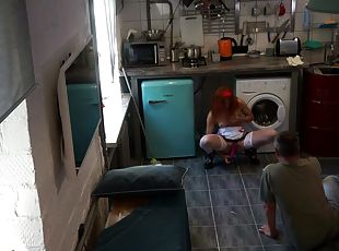 femme-de-ménage, masturbation, fellation, ejaculation-sur-le-corps, hirondelle, rousse, bas, sale, cuisine, petite-amie