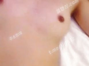 asyalı, mastürbasyon-masturbation, işeme, amatör, oral-seks, üstüneyüzüne-boşalma, oyuncak, vajinadan-sızan-sperm, grup-sex, üç-kişilik-grup