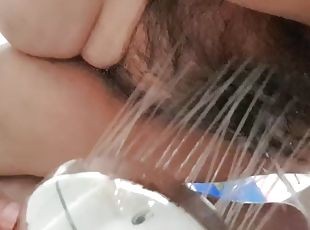 Peeing and washing my vagina, the water dripping on my clitoris makes me very hot