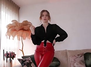 Vends-ta-culotte - This stunning French dominatrix will make you a pretty obedient doggie