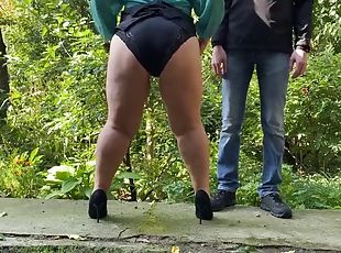 gros-nichons, levrette, poilue, vieux, en-plein-air, pisser, public, amateur, milf, maman