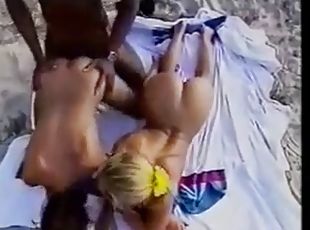 tetas-grandes, anal, mamada, chorro-de-corrida, interracial, trío, rubia, culazo, morena