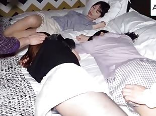 gros-nichons, sport, étudiante, amateur, japonais, branlette, ejaculation-interne, sexe-de-groupe, trio, collège