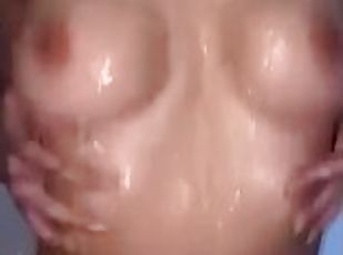 bañando, tetas-grandes, masturbación, coño-pussy, amateur, babes, madurita-caliente, juguete, universidad, cachonda