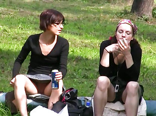 en-plein-air, babes, cam, voyeur, jupe-en-l’air, brunette, caché, réalité, jambes, diffusion