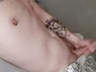 masturbation, amateur, ejaculation-sur-le-corps, gay, branlette, secousses, ejaculation, solo, minet, tatouage