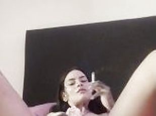 tetas-grandes, masturbación, coño-pussy, amateur, juguete, latino, primera-persona, tetas, fumando, morena