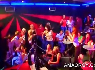 orgía, fiesta, amateur, mamada, sexo-en-grupo, desnudándose, mujer-vestida-hombre-desnudo, zorra, club, realidad