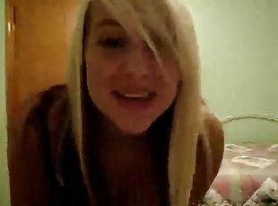 Blonde Chick Gets Some Webcam Fun in an Amazing Video