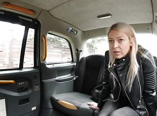 gros-nichons, fellation, milf, hardcore, branlette, couple, joufflue, voiture, blonde, pute