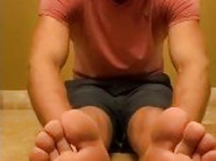 amateur, gay, branlette, pieds, solo, musclé, branlette-avec-les-pieds