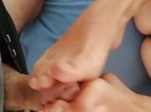 Se ti piacciono i piedi, amerai questo footjob italiano