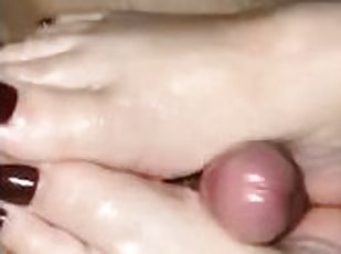 orgasme, amateur, ejaculation-sur-le-corps, milf, black, couple, esclave, pieds, point-de-vue, branlette-avec-les-pieds