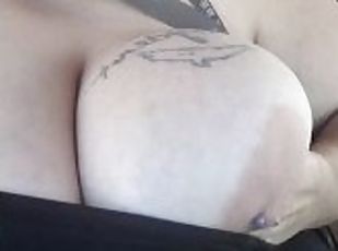 gros-nichons, amateur, milf, belle-femme-ronde, belle, solo, tatouage