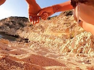 Jolie fille nue pisse  la plage publique  la vue de tout le monde