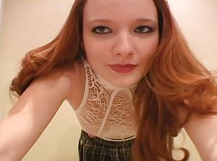 masturbation, chatte-pussy, babes, rousse, jupe-en-l’air, solo, rasé, tatouage, minijupe