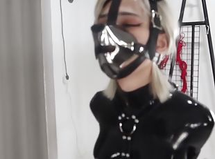 bdsm, blonde, machines, fétiche, latex, solo, bâillonnement, domination, talons-hauts