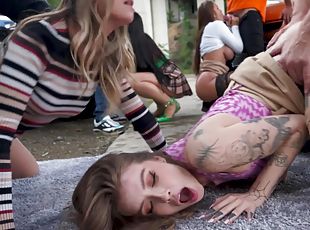 gros-nichons, levrette, en-plein-air, public, chatte-pussy, fellation, branlette, sexe-de-groupe, trio, rousse