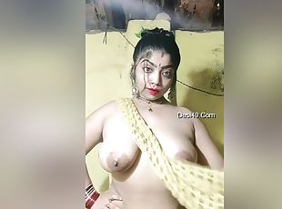 Super Horny Desi Bhabhi Shows Her Big Boobs