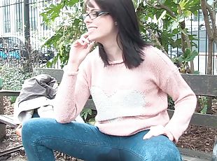 lunettes, en-plein-air, pisser, public, babes, culotte, kinky, fétiche, solo, jeans