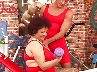 Sporty hairy bush bbw granny enjoys rough big cock fucking at the gym by her fitness coach