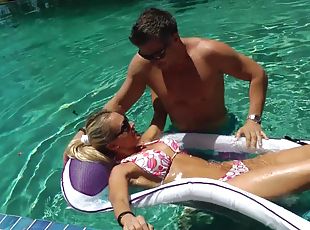 gafas, hardcore, estrella-del-porno, pareja, cachonda, rubia, piscina, bikini