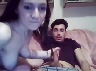 gambarvideo-porno-secara-eksplisit-dan-intens, handjob-seks-dengan-tangan-wanita-pada-penis-laki-laki, pasangan, normal, webcam, berambut-cokelat, penis