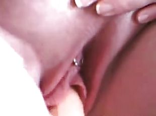 clitoris, masturbare-masturbation, pasarica, jucarie, excitat, pirsing, rasa