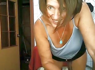 gros-nichons, femme, granny, milf, culotte, femme-au-foyer, webcam, bout-a-bout, brunette