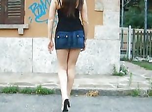 public, jupe-en-l’air, kinky, jeans, brunette