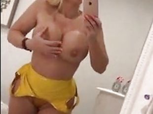 tetas-grandes, enorme, masturbación, público, amateur, madurita-caliente, con-los-dedos, rubia, culazo, a-solas