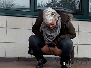 pisser, public, milf, salope, sale, horny, bout-a-bout