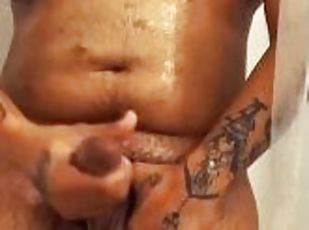 baignade, amateur, ejaculation-sur-le-corps, énorme-bite, gay, douche, solo, tatouage, bite