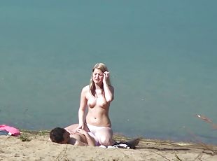 im-freien, öffentliche, blasen, schwer, massage, paar, strand, natürliche, gefangen, bikini