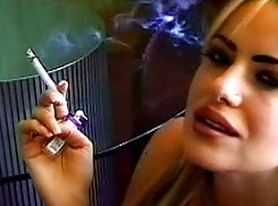 tetas-grandes, rubia, natural, fetichista, fumando